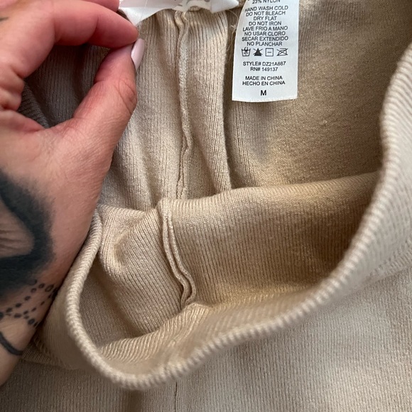 Tan pants - Picture 3 of 4